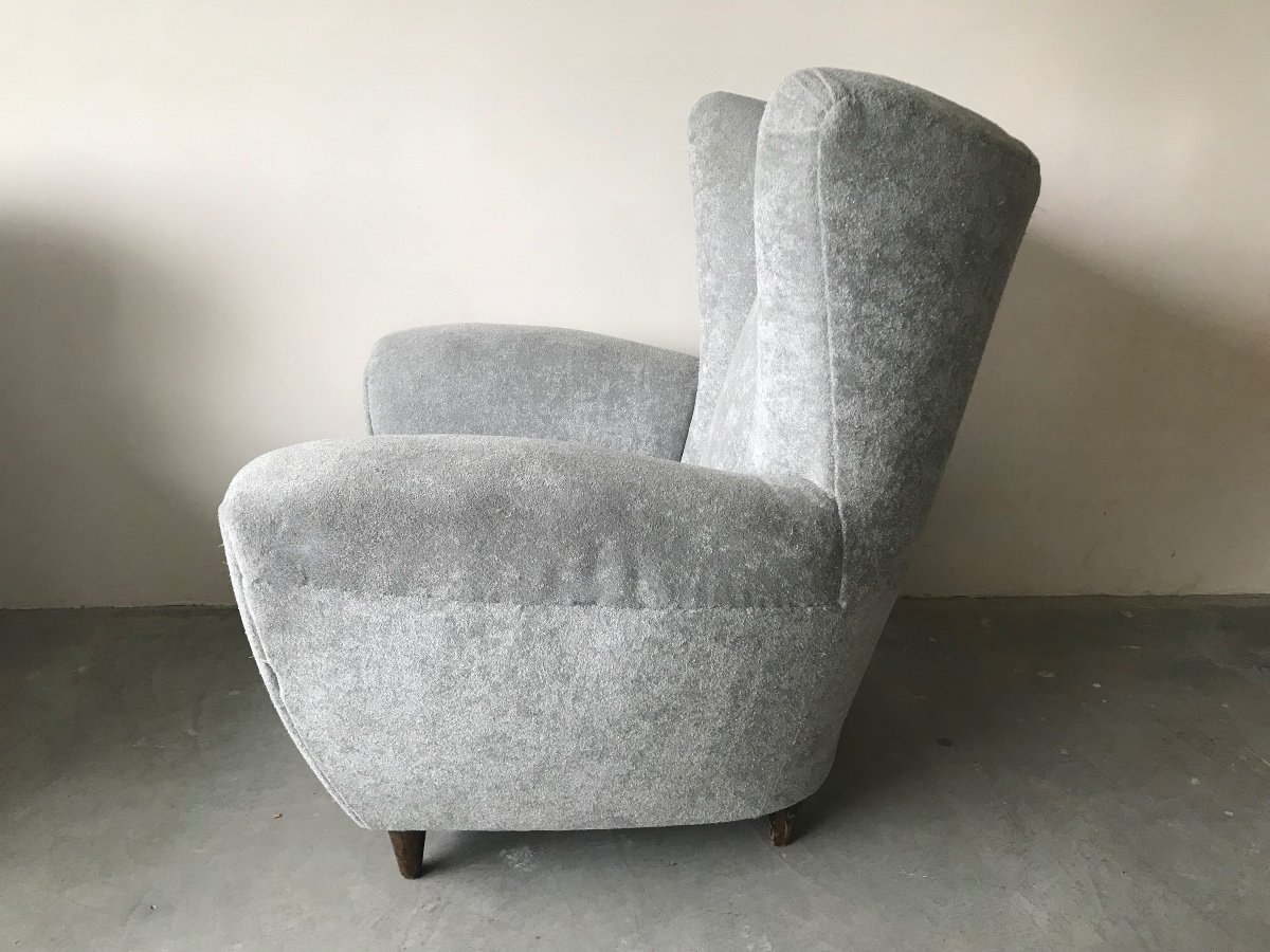 Paire de fauteuils italiens dans le goût de Jean Royère en velours gris perle.-photo-1