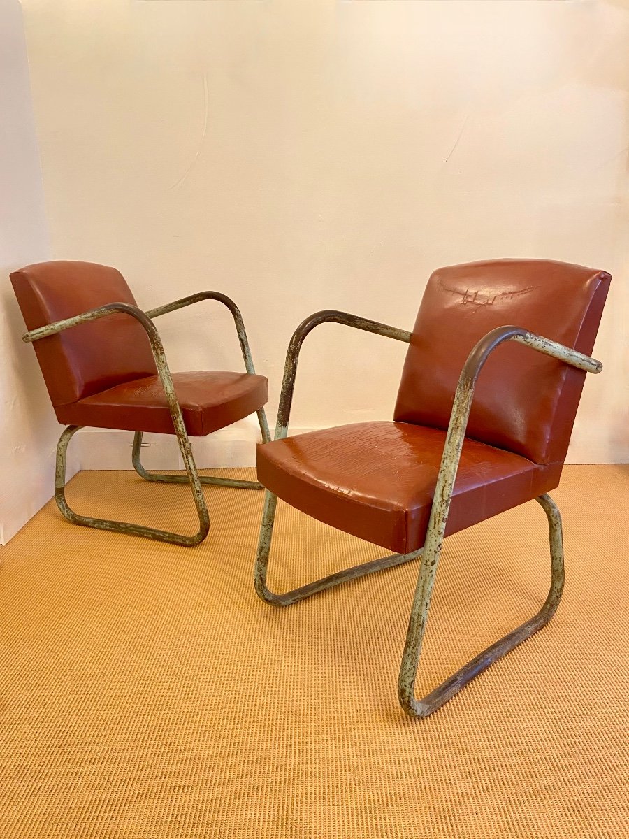 Paire de fauteuils modernistes dans le goût de Marcel Breuer.