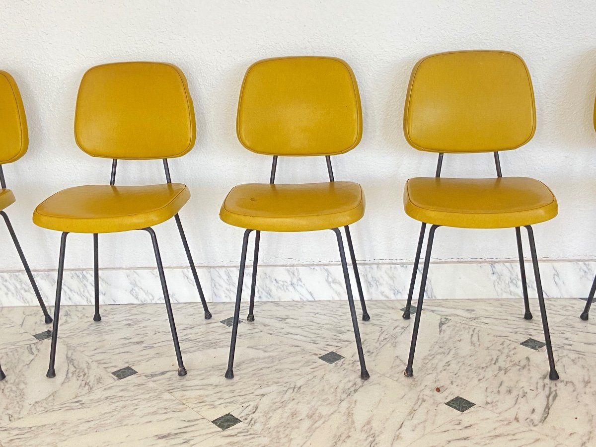 Suite de 5 chaises en skaï jaune dans le goût de Paulin, vers 1950.-photo-2