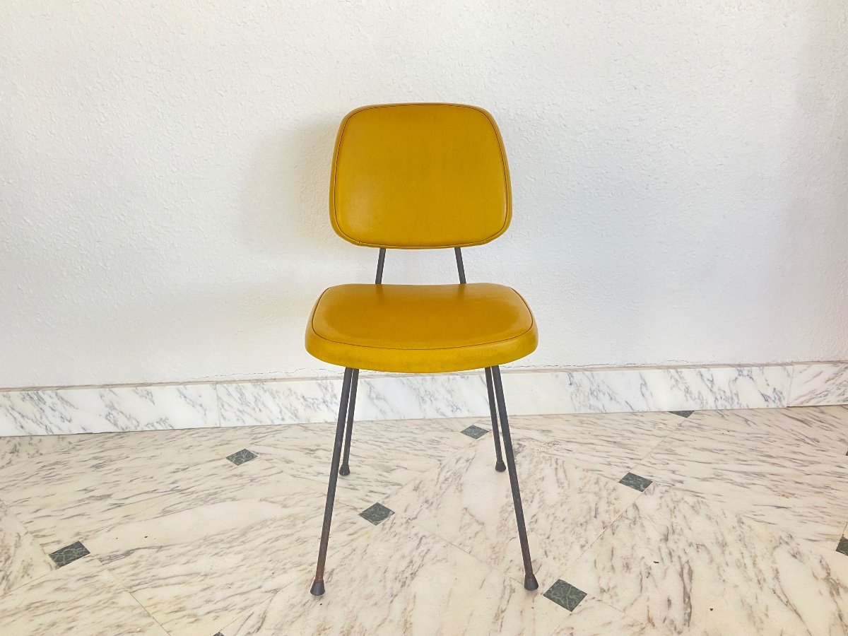 Suite de 5 chaises en skaï jaune dans le goût de Paulin, vers 1950.-photo-3