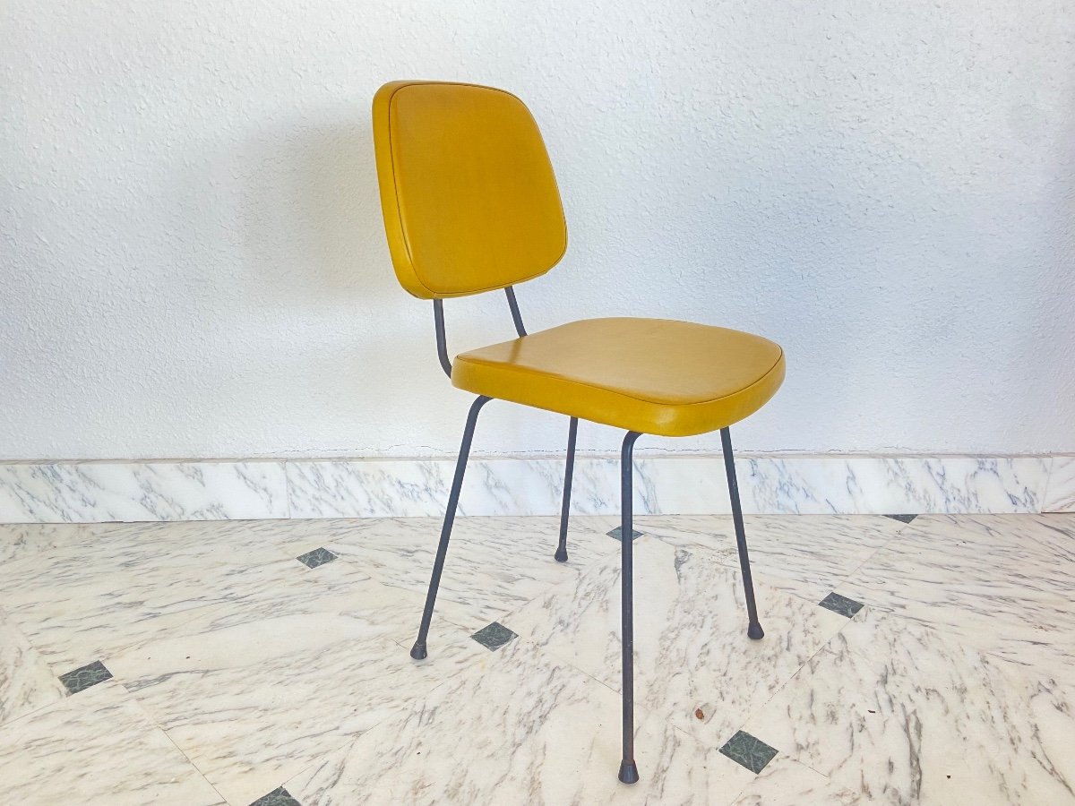 Suite de 5 chaises en skaï jaune dans le goût de Paulin, vers 1950.-photo-4