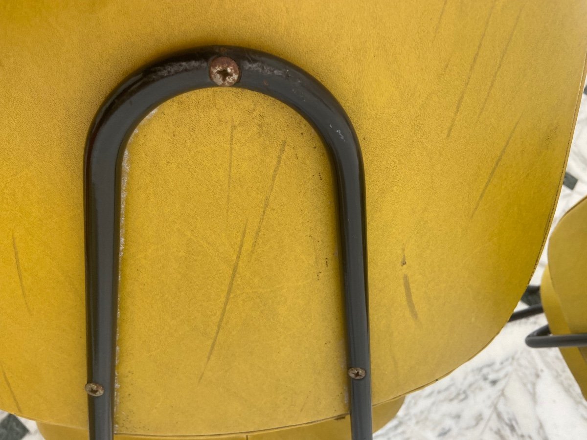 Suite de 5 chaises en skaï jaune dans le goût de Paulin, vers 1950.-photo-6