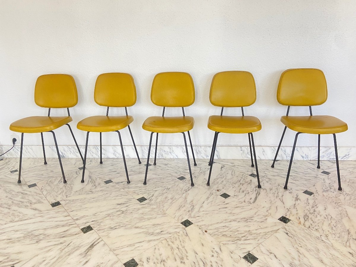 Suite de 5 chaises en skaï jaune dans le goût de Paulin, vers 1950.