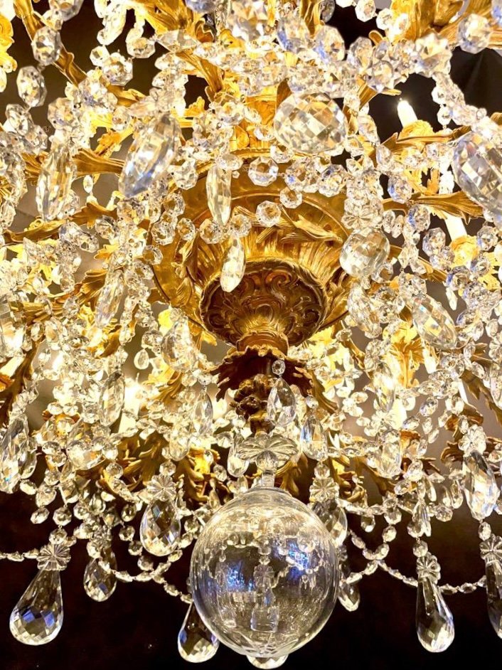 Grand Lustre De Style Lxv  Rocaille en bronze doré et cristal -photo-4