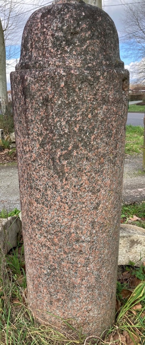 Pair Of Large Pink Granite Bollards, 18th Or 19th Century -photo-3