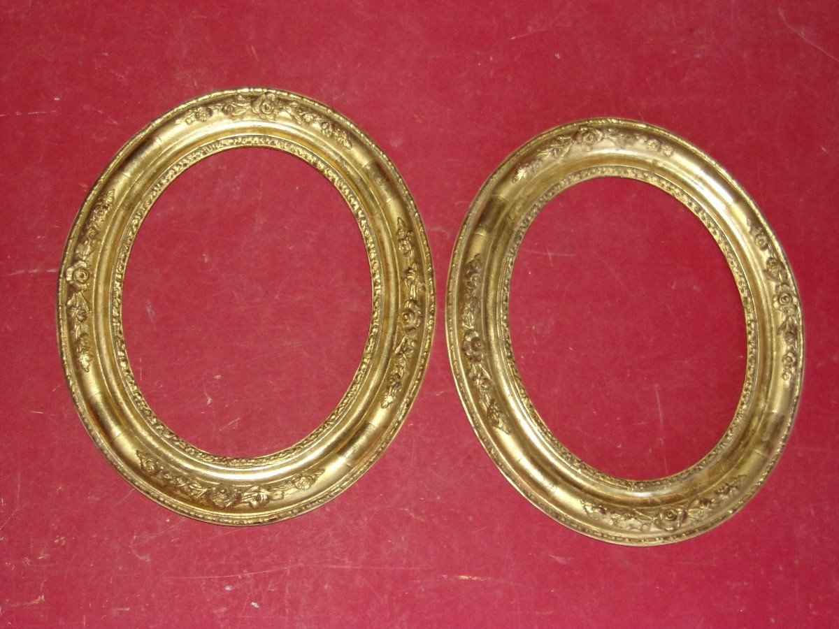 Small Pair Of 19th Century Oval Frames In Gilded Wood.