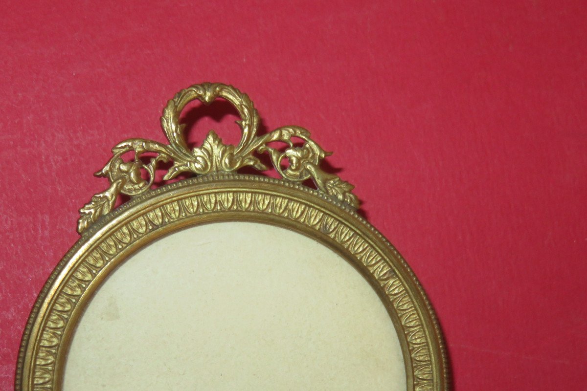 Deux cadres ronds avec chevalets et frontons, cuivre doré, époque 19ème.-photo-2