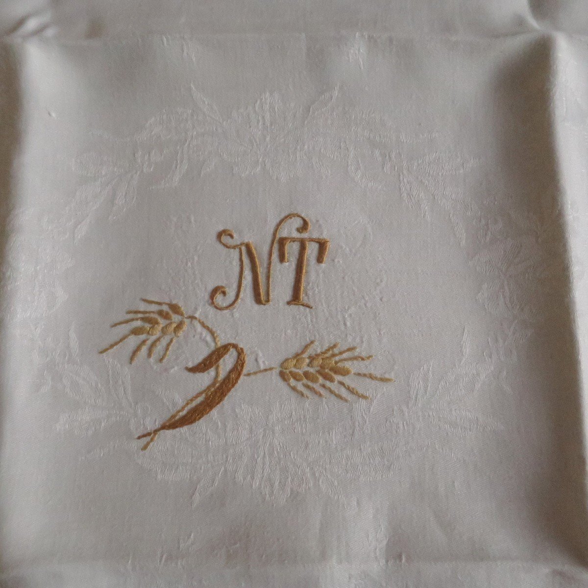 12 serviettes anciennes en lin damassé monogrammées NT aux fils dorés,  XX°-photo-1