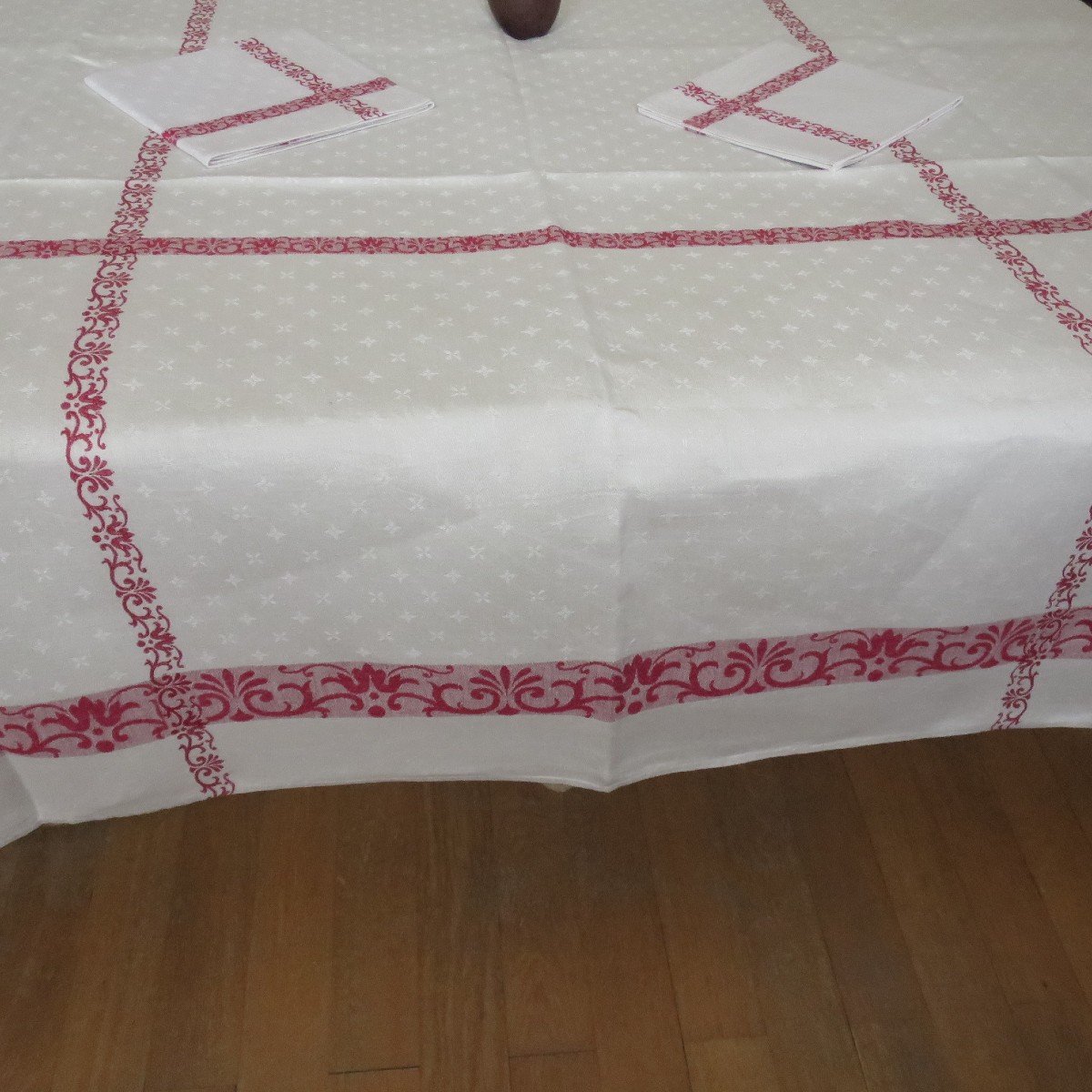 Table Service In White And Red Damask Linen, Circa 1900-photo-1