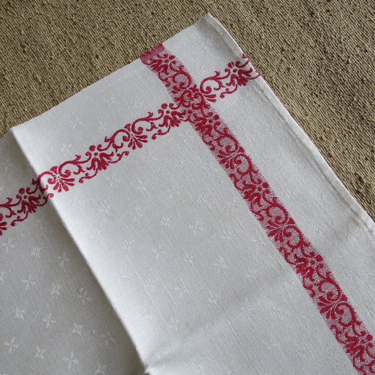 Table Service In White And Red Damask Linen, Circa 1900-photo-7