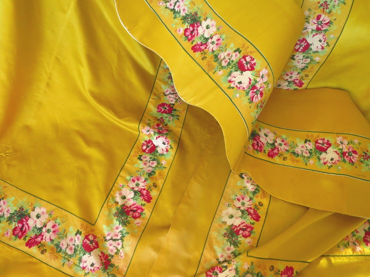 19th Century Yellow Silk Hangings And Valance