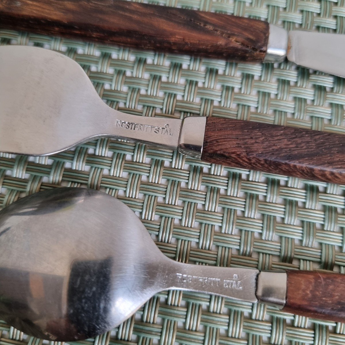 Ménagère scandinave en palissandre et inox, circa 1970, 75 pièces, dans son coffret-photo-2