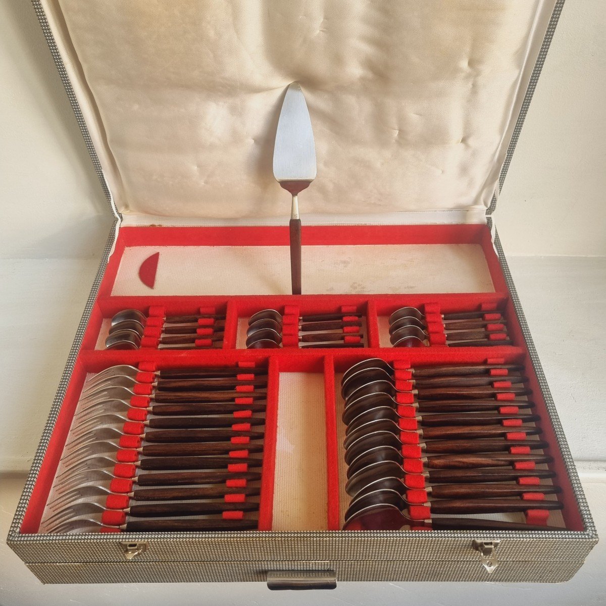 Ménagère scandinave en palissandre et inox, circa 1970, 75 pièces, dans son coffret-photo-5