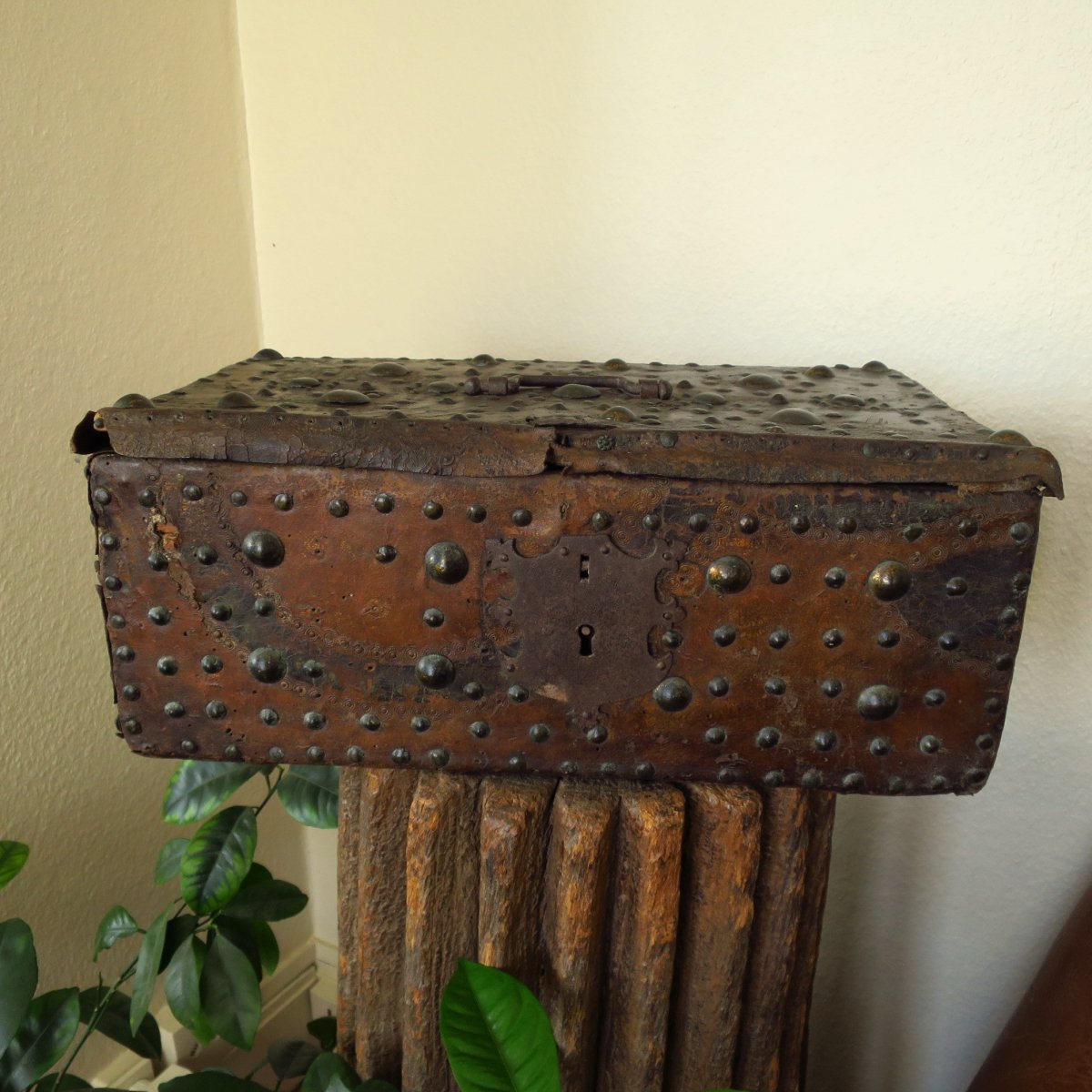 Renaissance Chest In Wood And Studded Leather-photo-2