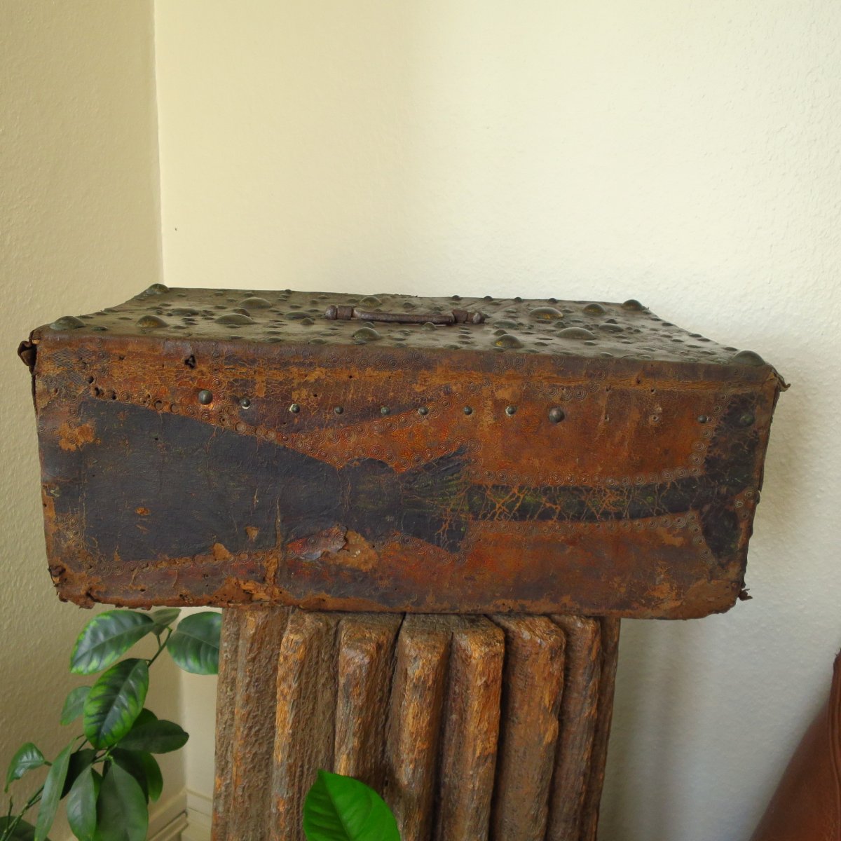 Renaissance Chest In Wood And Studded Leather-photo-3