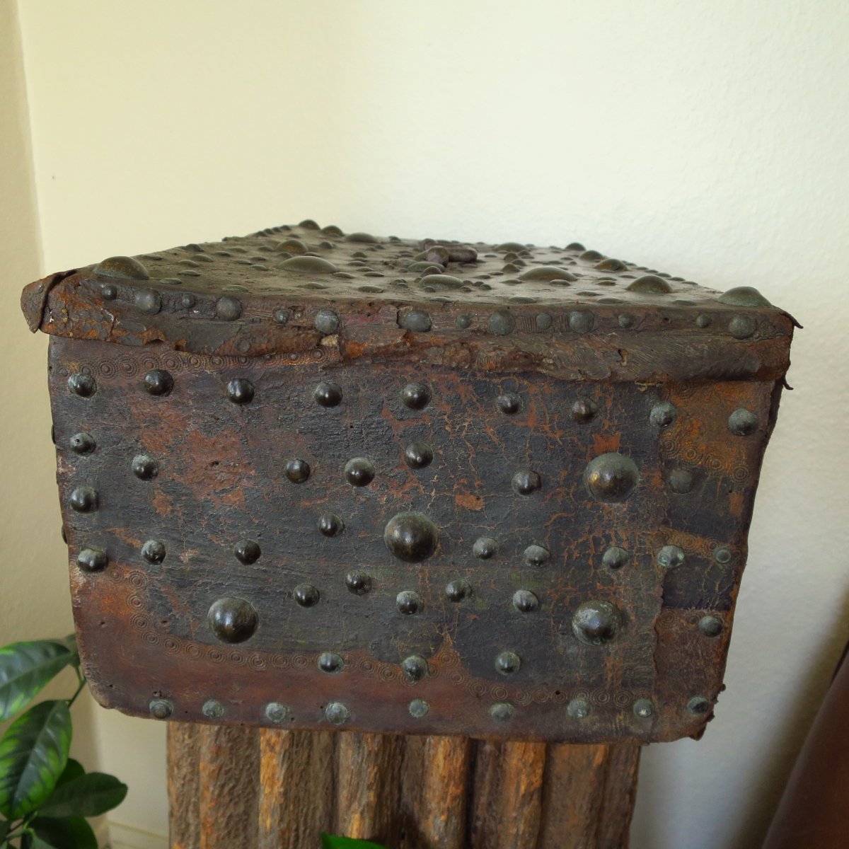 Renaissance Chest In Wood And Studded Leather-photo-2