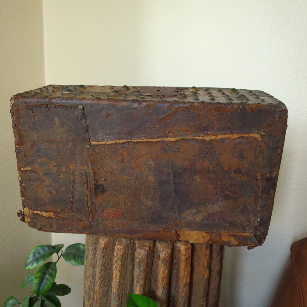 Renaissance Chest In Wood And Studded Leather-photo-3