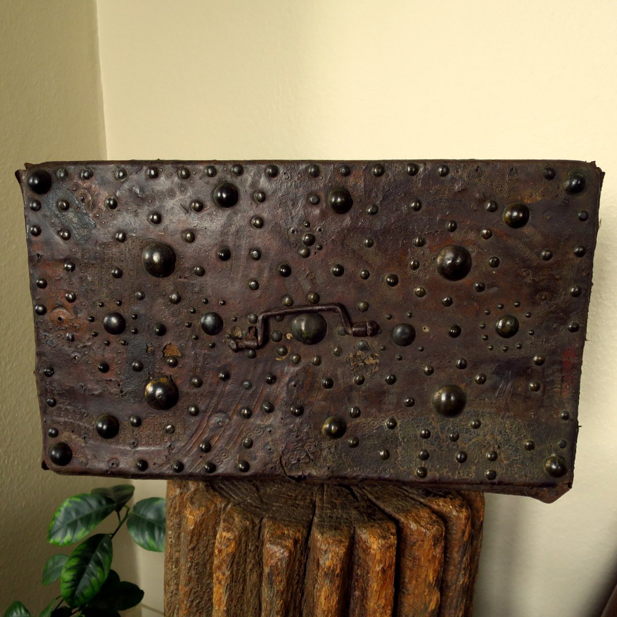 Renaissance Chest In Wood And Studded Leather-photo-8