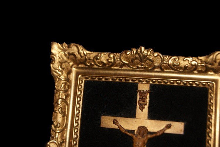 Crucifix Français Du Début Des Années 1800 Avec Le Christ En Bois Et Un Magnifique Cadre Doré-photo-2