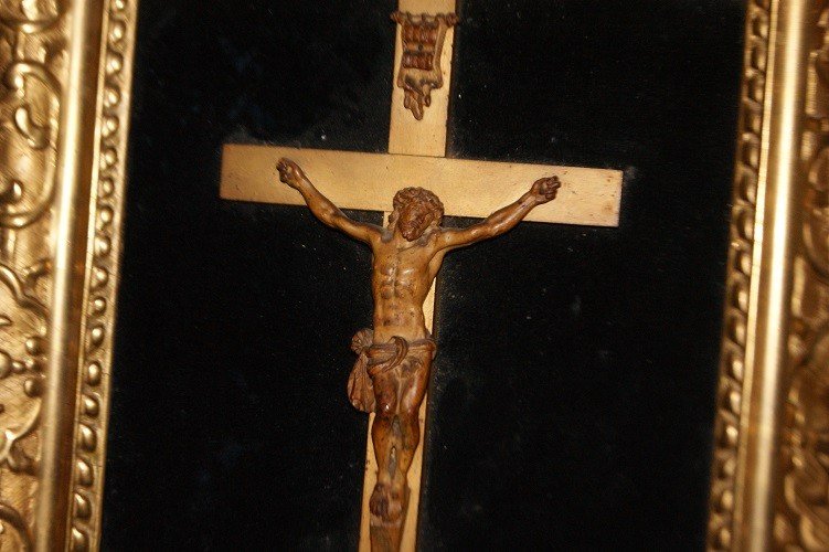 Crucifix Français Du Début Des Années 1800 Avec Le Christ En Bois Et Un Magnifique Cadre Doré-photo-3