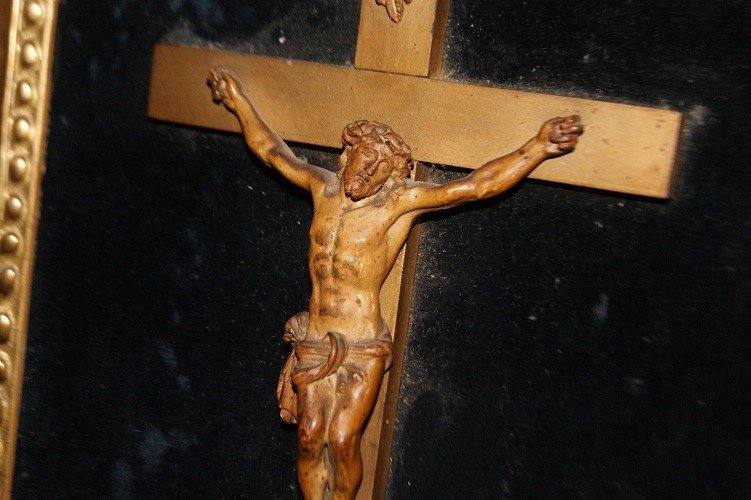 Crucifix Français Du Début Des Années 1800 Avec Le Christ En Bois Et Un Magnifique Cadre Doré-photo-4