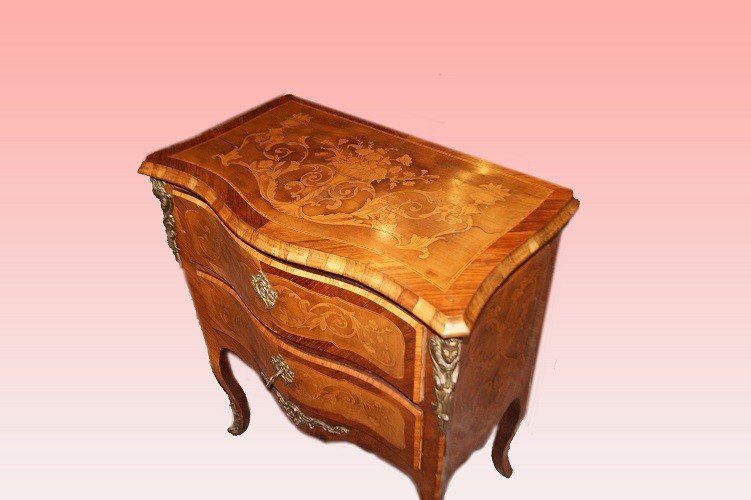 Petite Commode Française De Style Louis XV Richement Marquetée Des Années 1800 En Noyer-photo-2