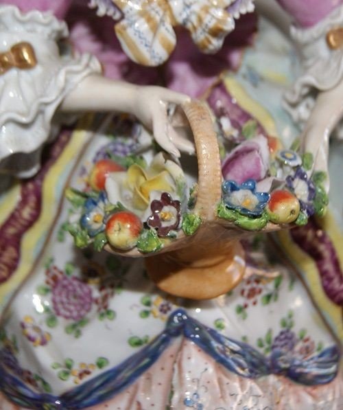 Statuette en porcelaine Capodimonte représentant une Dame du 19e siècle-photo-4