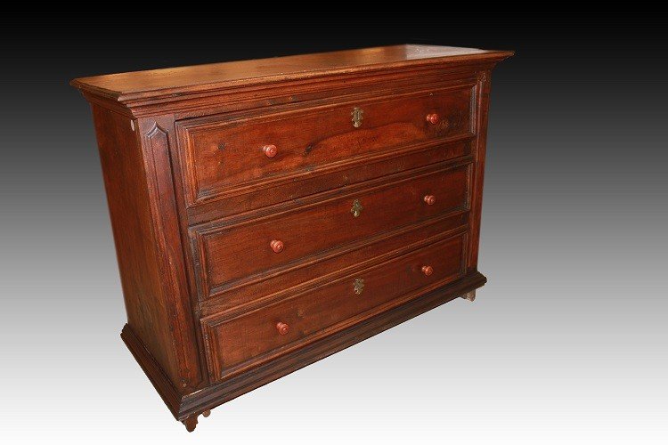 Italian Walnut Chest Of Drawers From The Late 17th To Early 18th Century