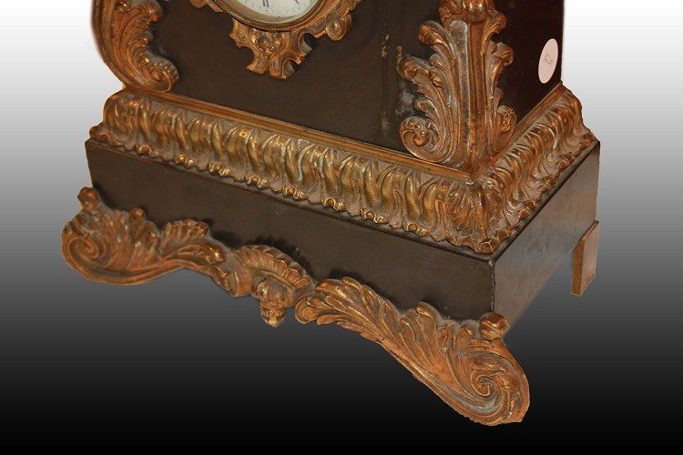 French Table Clock From The 19th Century In Marble With Bronze Sculpture And Ornaments-photo-3