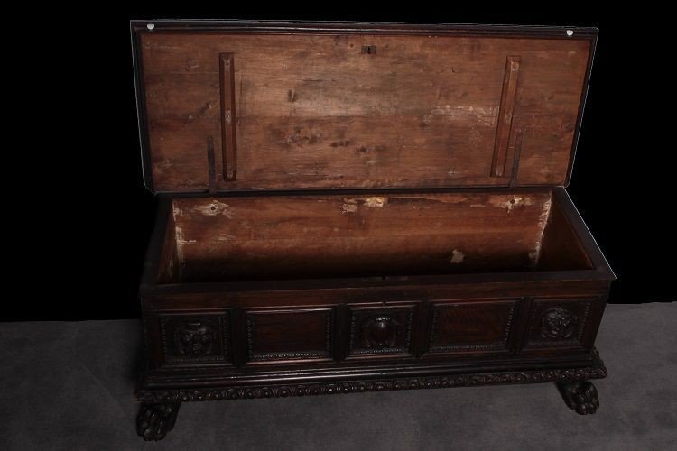 Italian Commode From The 1800s In Renaissance Style In Richly Carved Walnut-photo-3