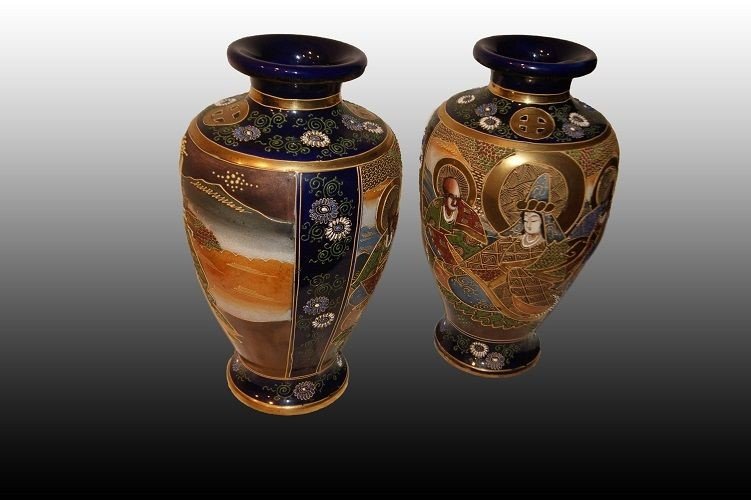 Paire De Vases Satsuma Avec Des Personnages Et Des Décors Du 19e Siècle