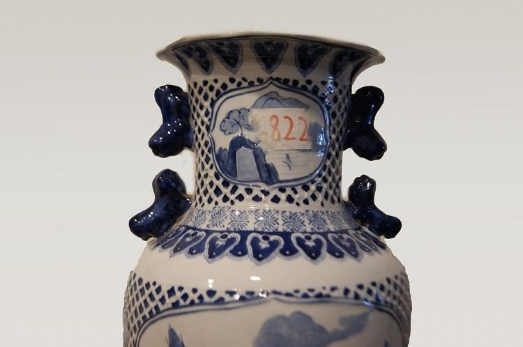 Vase Chinois En Porcelaine Décorée Du XIXe Siècle, Blanc Avec Des Décorations Bleues-photo-2