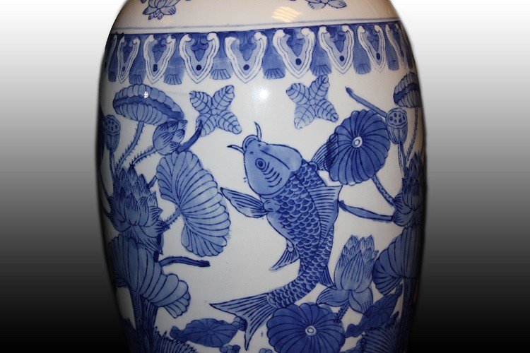 Vase Chinois En Porcelaine Blanche Décoré De Carpes Koï Et De Plantes En Bleu-photo-2