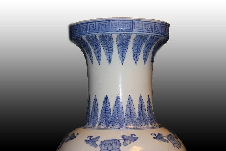 Vase Chinois En Porcelaine Blanche Décoré De Carpes Koï Et De Plantes En Bleu-photo-4