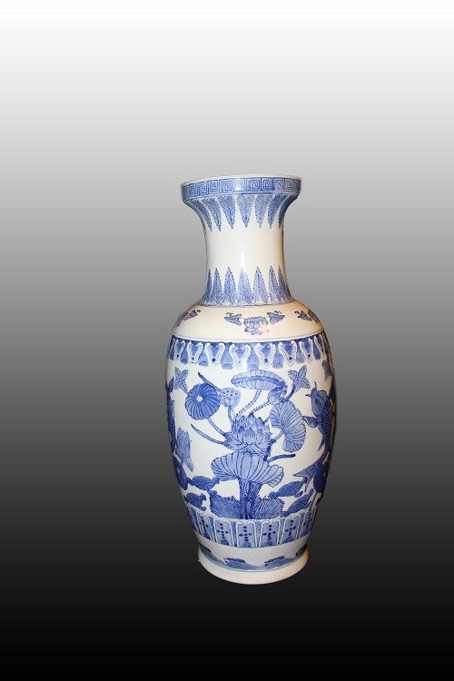 Vase Chinois En Porcelaine Blanche Décoré De Carpes Koï Et De Plantes En Bleu