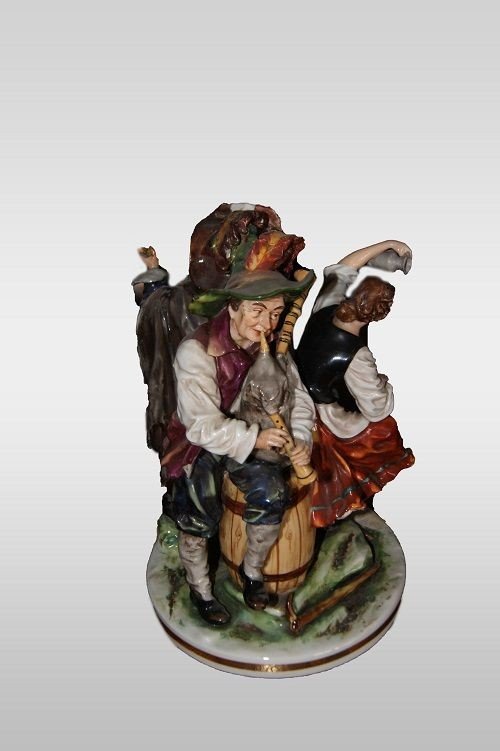 Sculpture En Porcelaine Italienne De Capodimonte Musiciens Des Annees 1800-photo-3