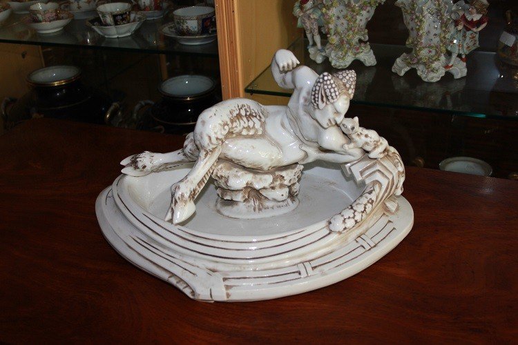 Grand Centre De Table Français Du XIXe Siècle En Porcelaine Blanche Avec Une Sculpture De Faune