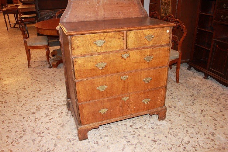 Petite Commode Anglaise De Style Queen Anne Du XVIIIe Siècle En Bois De Noyer