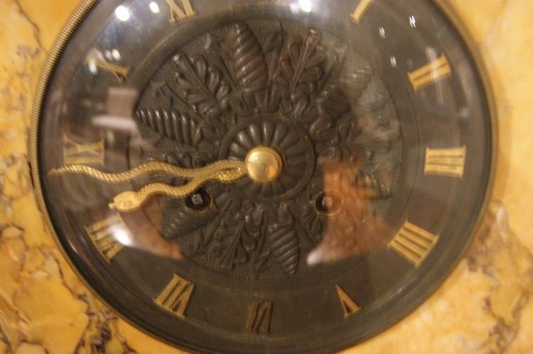 Triptych Clock In Siena Yellow Marble With Bronze Sculptures And French Marble And Bronze -photo-1