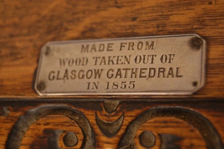 Large Mid-1800s Scottish Sideboard, Tudor Style, In Oak Wood. It Has 4 Doors And 4 Drawers-photo-2