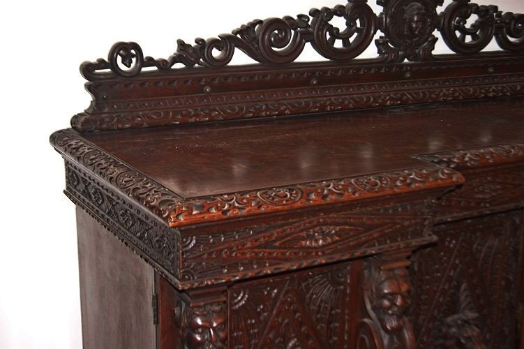 Large Mid-1800s Scottish Sideboard, Tudor Style, In Oak Wood. It Has 4 Doors And 4 Drawers-photo-3