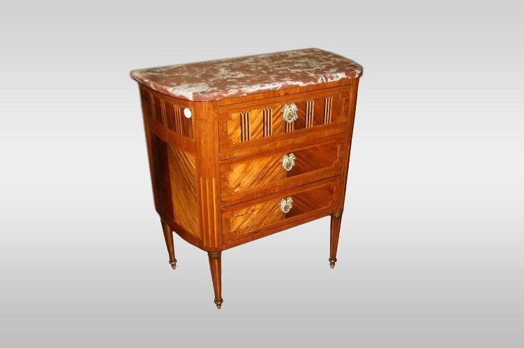 Petit Commode De Style Louis XVI De 1800 Avec Incrustations De Marbre Et Applications De Bronz