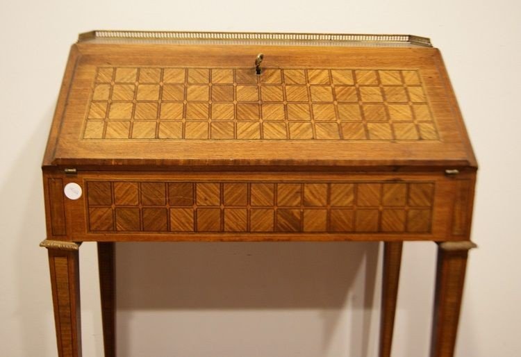 Petite Bureau A Pente De Style Louis XVI En Noyer Des Années 1800 Avec Marqueterie Géométrique-photo-4