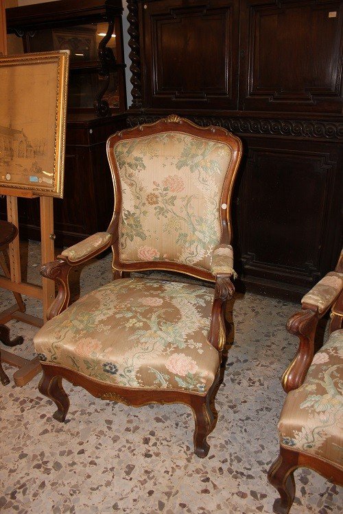  Paire De Fauteuils Français Du XIXe Siècle Style Louis XV En Bois De Noyer Avec Bordure Dorée-photo-2