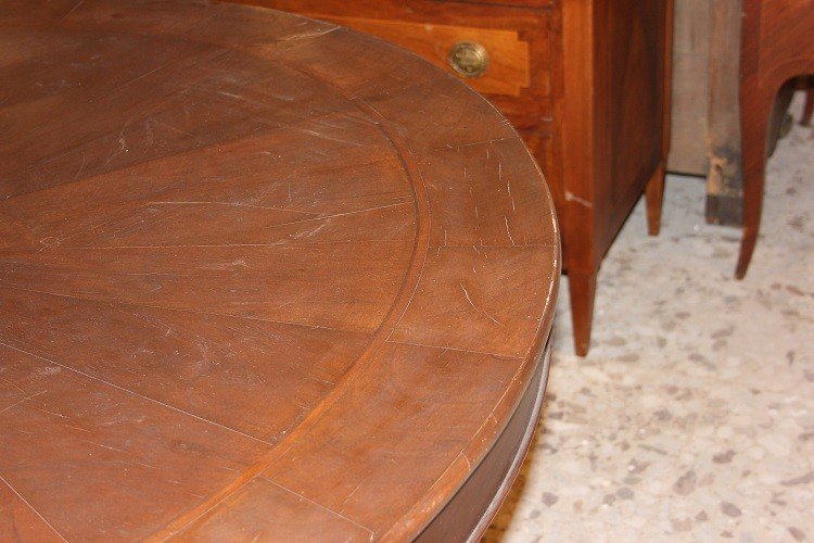 Large Spanish Circular Table From The Early 1800s In Walnut Wood. It Features A Central Inlay-photo-1