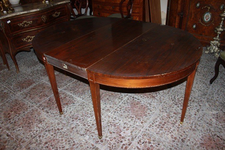 Extendable Oval English Table From The Second Half Of The 1800s, Victorian Style, In Mahogany 