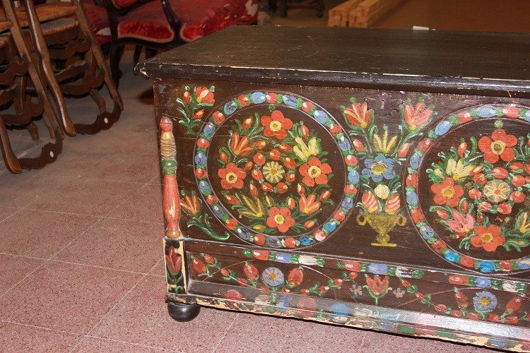 Coffre-banc Italien Tyrolien Laqué Et Peint Avec Des Motifs Floraux Du XIXe Siècle-photo-4