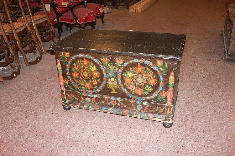 Coffre-banc Italien Tyrolien Laqué Et Peint Avec Des Motifs Floraux Du XIXe Siècle