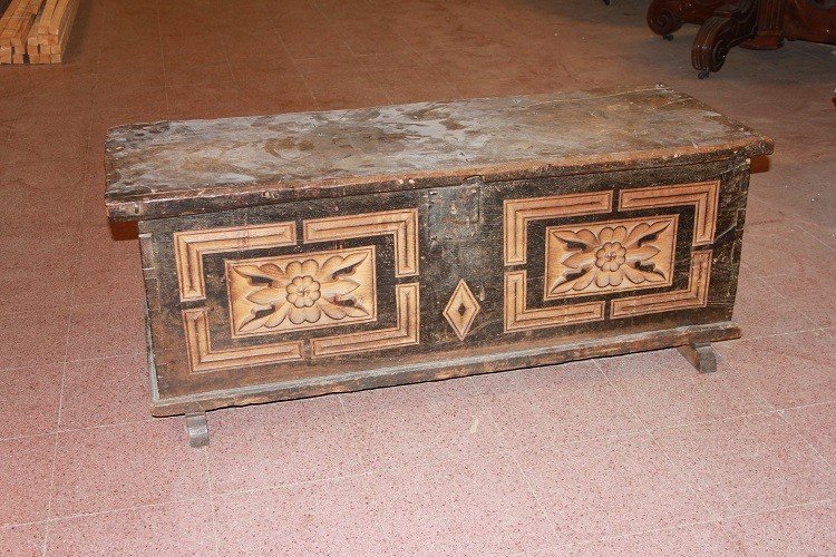 Small Italian Tyrolean Chest From The 19th Century With Internal Drawer