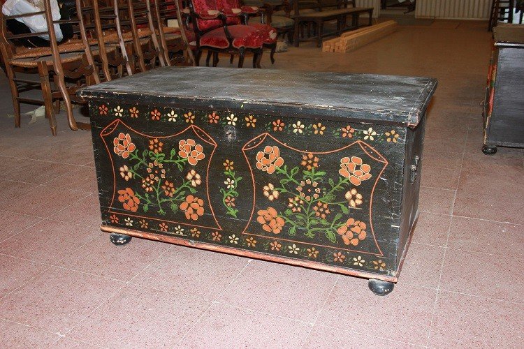 Italian Tyrolean Chest From The Second Half Of The 19th Century In Blue Lacquered Wood